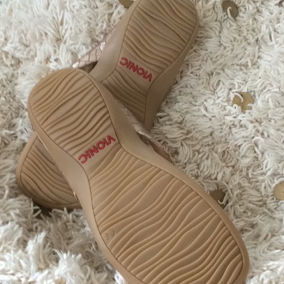 Vionic Gold Sandals , New never worn Size 6 - Picture 3 of 6